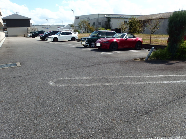 リバーハイツさらさの駐車場