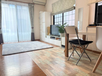 【居間・リビング】 | 大字増林戸建て | あたたかな日差しが注ぎ込む明るいリビングです。