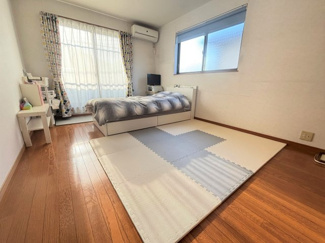 【洋室】 | 大字増林戸建て | 約8.7帖の主寝室は広さも十分で、洋服もたくさん収納できるクローゼットがあります。