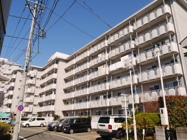 【外観】 | 上板橋サンライトマンションB棟 | モダンでスタイリッシュな印象を与えるグレーを基調とした外観。