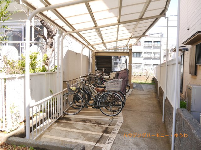 【駐輪場】 | 上板橋サンライトマンションB棟 | 屋根付きの駐輪場となっていますので、雨の日でも大切な自転車が濡れずに済みます。