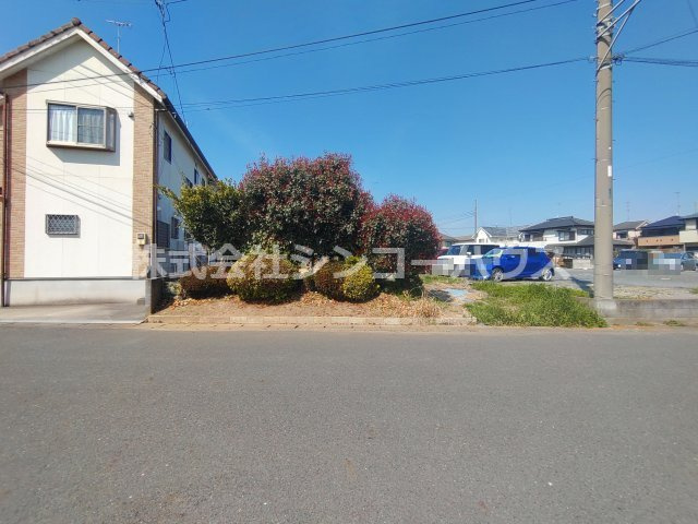【前面道路含む現地写真】 | 久喜市葛梅　住宅用地 | 前面道路の幅員にもゆとりがあり、車庫入れも焦らずにできそうです。