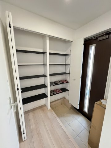 【玄関】 | 福岡市南区中尾2丁目第5　2号棟（全2棟）【仲介手数料無料・0円】 | 施工例。施工例は完成時と異なる場合があります。