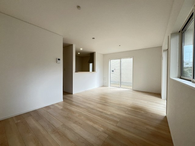 【内装】 | 福岡市南区中尾2丁目第5　2号棟（全2棟）【仲介手数料無料・0円】 | 施工例。リビングです。施工例は完成時と異なる場合があります。