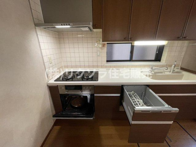 東香里元町　中古一戸建てのキッチン|オーブン・食器洗い乾燥機付き
■物件内覧・資金計画相談・住宅ローン相談、リフォーム相談、お問合せ受付中■
※当日・翌日のご内覧、ご相談はお電話でのお問合せがスムーズです！