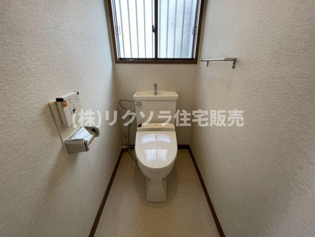 東香里元町　中古一戸建てのトイレ|温水洗浄便座付き
■物件内覧・資金計画相談・住宅ローン相談、リフォーム相談、お問合せ受付中■
※当日・翌日のご内覧、ご相談はお電話でのお問合せがスムーズです！