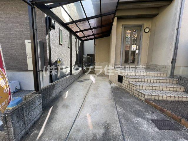 東香里元町　中古一戸建ての駐車場|カーポート付き
■物件内覧・資金計画相談・住宅ローン相談、リフォーム相談、お問合せ受付中■
※当日・翌日のご内覧、ご相談はお電話でのお問合せがスムーズです！