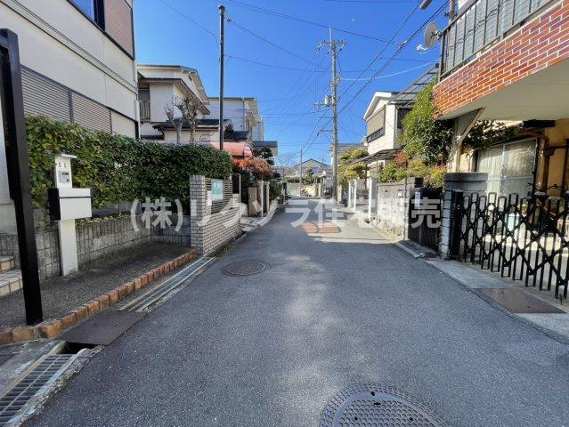 東香里元町　中古一戸建ての前面道路含む現地写真|前道　北　幅員4.0ｍ
■物件内覧・資金計画相談・住宅ローン相談、リフォーム相談、お問合せ受付中■
※当日・翌日のご内覧、ご相談はお電話でのお問合せがスムーズです！