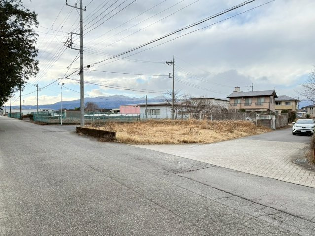 那須塩原市四区町土地の前面道路含む現地写真|接道は広く日中の交通量は少なめです