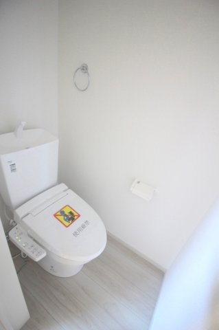 小山市土塔 8期　1号棟のトイレ|1階トイレは温水洗浄便座付き！シンプルで清潔感があり、来客時にも安心してお使いいただけます。