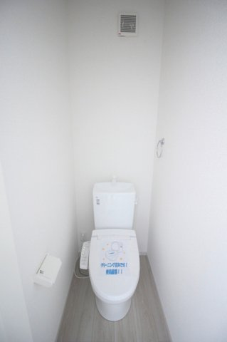 小山市土塔 8期　1号棟のトイレ|2階にもトイレ完備！朝の混雑を避けられ、家族の生活リズムに配慮された嬉しい設備です。
