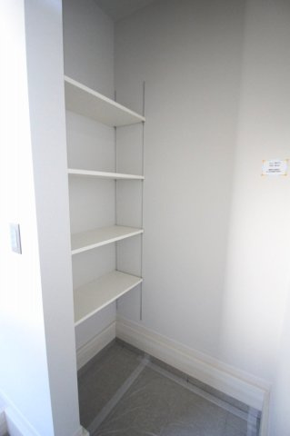 小山市土塔 8期　1号棟の玄関|玄関にはシューズインクローク付き！可動棚で靴やアウトドア用品もたっぷり収納でき、玄関まわりがスッキリ片付きます。