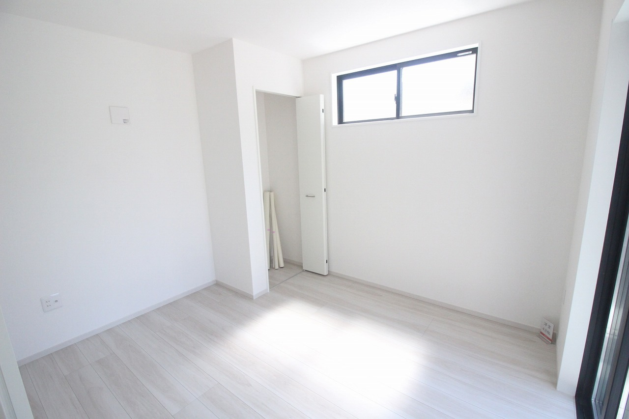小山市土塔 8期　1号棟の洋室|コンパクトながらも明るく、テレワークやお子さまのお部屋としても使いやすい空間です。
