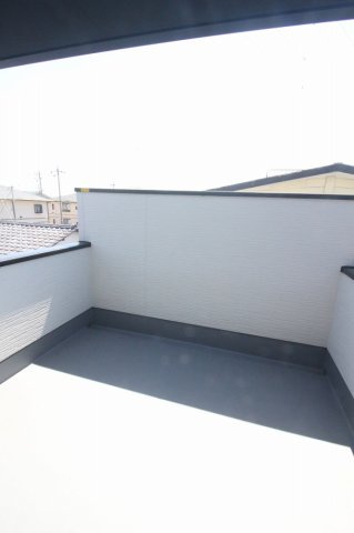 小山市土塔 8期　1号棟のバルコニー|主寝室から出入りできるバルコニー！日当たり良好で洗濯物も乾きやすい便利なスペースです。