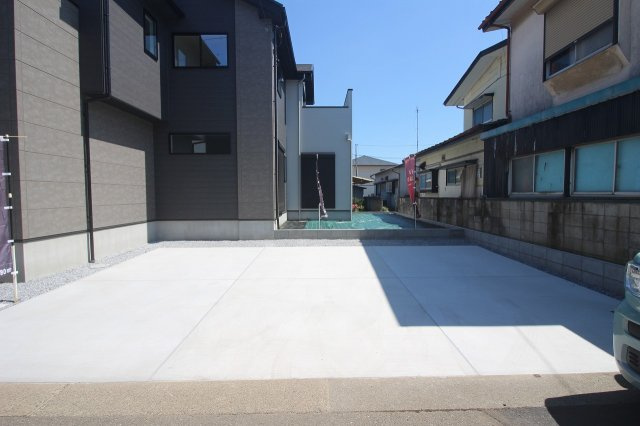 小山市土塔 8期　1号棟の駐車場|広々とした駐車スペース！複数台駐車可能で、来客時やご家族のお車にも安心して対応できます。