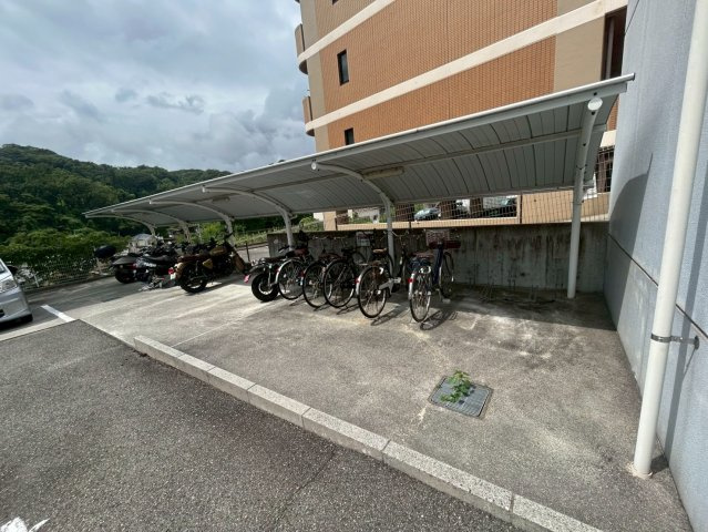 ツルトスコⅡ番館の駐車場