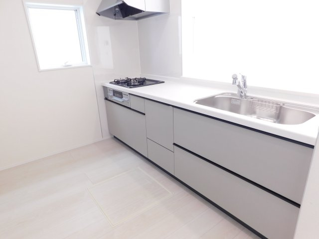 海部郡大治町大字鎌須賀字山廻の新築一戸建のキッチン|◇キッチン◇　　人気の対面式・人造大理石カウンター・浄水機能付ハンドシャワー・静音仕様シンク・スローインクローズレール・Ｓｉセンサーコンロ（３口）・床下収納庫