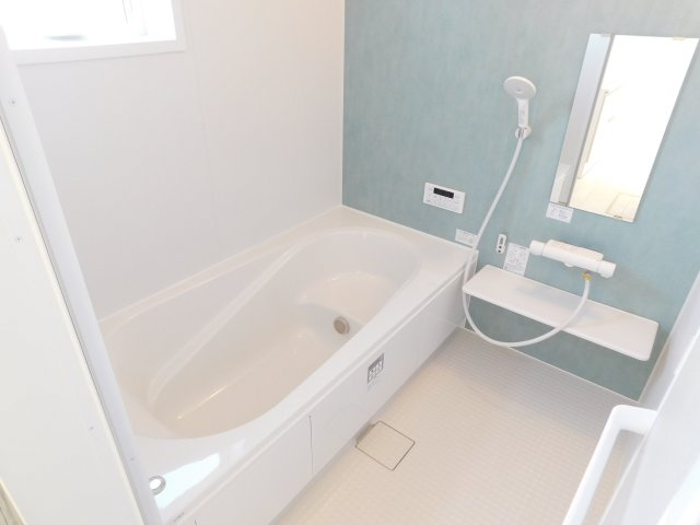 海部郡大治町大字鎌須賀字山廻の新築一戸建の浴室|◇浴室◇　　広い１坪サイズ（ＬＩＸＩＬ）・浴室暖房乾燥機・断熱浴槽・エコベンチ浴槽・お手入れ楽々カウンター・キレイサーモフロア・オートバス・バリアフリーバス・追い焚き・浴室窓あり