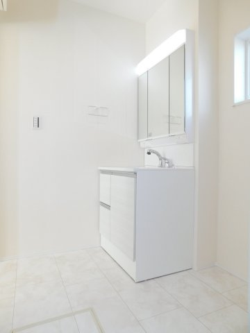 海部郡大治町大字鎌須賀字山廻の新築一戸建の独立洗面台|◇洗面室◇　　三面鏡シャンプードレッサー　くもり止め仕様　