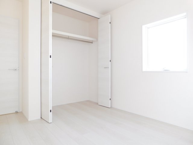 海部郡大治町大字鎌須賀字山廻の新築一戸建の洋室|◇２階洋室◇　　明るい洋室５．２帖　全居室収納完備！