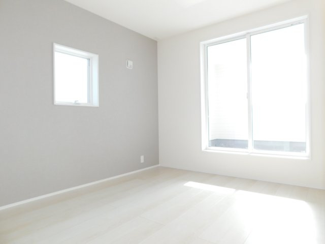 海部郡大治町大字鎌須賀字山廻の新築一戸建の洋室|◇２階洋室◇　　南面で明るい洋室７．５帖　ウォークインクローゼット完備！　バルコニー付き♪