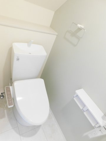 海部郡大治町大字鎌須賀字山廻の新築一戸建のトイレ|◇トイレ◇　　１階・２階　節水型シャワートイレ