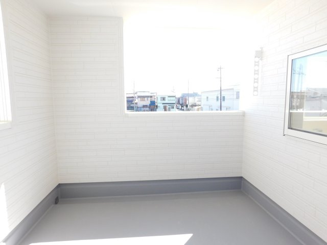 海部郡大治町大字鎌須賀字山廻の新築一戸建のバルコニー|◇バルコニー◇　　急な天候の変化でも安心なインナーバルコニー♪　ダウンライトと外部コンセント完備