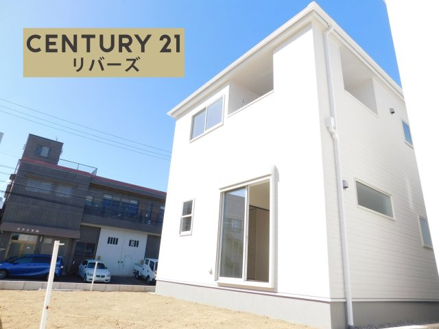 海部郡大治町大字鎌須賀字山廻の新築一戸建の外観|☆ラスト１棟☆ 　　いつでもご案内出来ます♪（お問合せ当日、平日、水曜、夜間でもＯＫ）　駐車らくらく並列２台ＯＫ！　続き間ＬＤＫ１９．９５帖♪　南に広々庭付き！　南面インナーバルコニー！