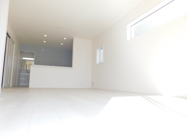 海部郡大治町大字鎌須賀字山廻の新築一戸建の居間・リビング|◇リビング◇　　南面で明るいリビング１６．２帖　リビングや庭の様子が見渡せる対面キッチン♪