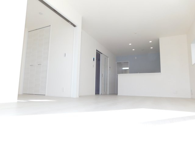 海部郡大治町大字鎌須賀字山廻の新築一戸建の居間・リビング|◇リビング◇　　南面で明るいリビング１６．２帖　リビング収納完備！