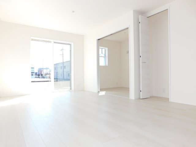 海部郡大治町大字鎌須賀字山廻の新築一戸建の居間・リビング|◇リビング◇　　南面で明るいリビング１６．２帖　洋室と続き間で１９．９５帖の広々空間になります♪