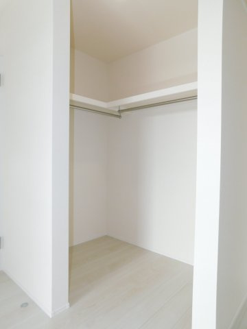 海部郡大治町大字鎌須賀字山廻の新築一戸建の収納|◇大型ウォークインクローゼット◇　　家族の洋服や季節の荷物など大容量収納できます♪