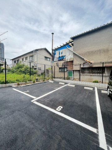 ソルテラスOSAKA千里丘駅前の駐車場