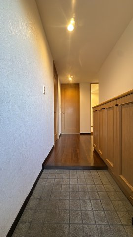 【玄関】 | サンリヤン博多南Ⅲ☆仲介手数料無料☆ | あえてコンパクトなサイズを採用することで、玄関土間のスペースを広く確保。圧迫感を感じさせないため、住まいの顔である玄関がパッと明るく開放的な印象になります。