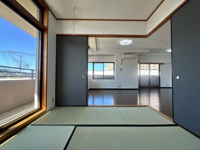 【和室】 | サンリヤン博多南Ⅲ☆仲介手数料無料☆ | リビング横の和室は、お昼寝スペースやプレイスペースに最適。キッチンから目が届くので、家事をしながら安心してお子様を見守れます。転んでも痛くない畳は、小さなお子様がいるご家庭にこそ選んでほしい空間です。