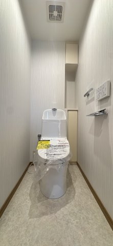 【トイレ】 | サンリヤン博多南Ⅲ☆仲介手数料無料☆ | 清潔感のある温水洗浄便座付きトイレ。毎日使う場所だからこそ、シンプルで落ち着ける空間に仕上げています。