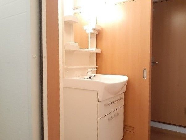 サンシャインタナカの洗面所|明るい洗面所です