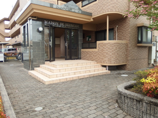 メゾン・ド・ジュネス（舳越町）のエントランス