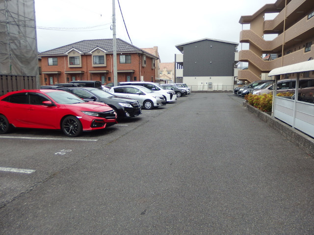 メゾン・ド・ジュネス（舳越町）の駐車場