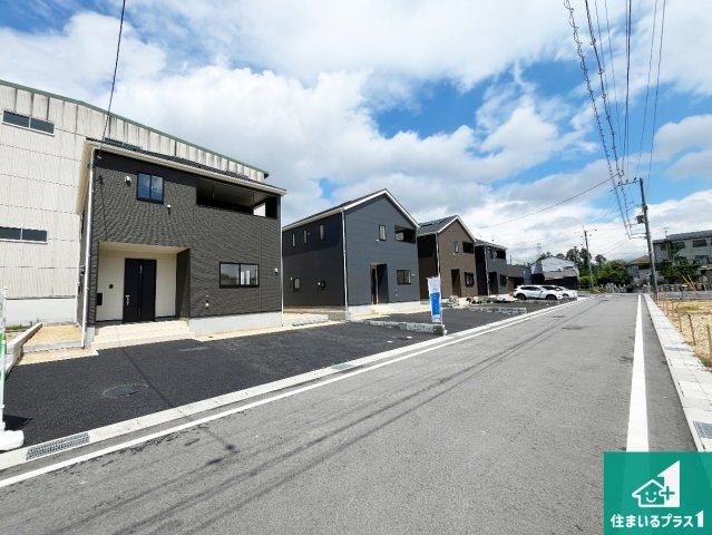 ★29(土)30(日)現地見学可能！★東近江市林田町　ラスト1邸の前面道路含む現地写真|周辺は閑静な住宅街！前面道路広々で車の出し入れも便利です。駐車が苦手な方でも安心して車庫入れできます！