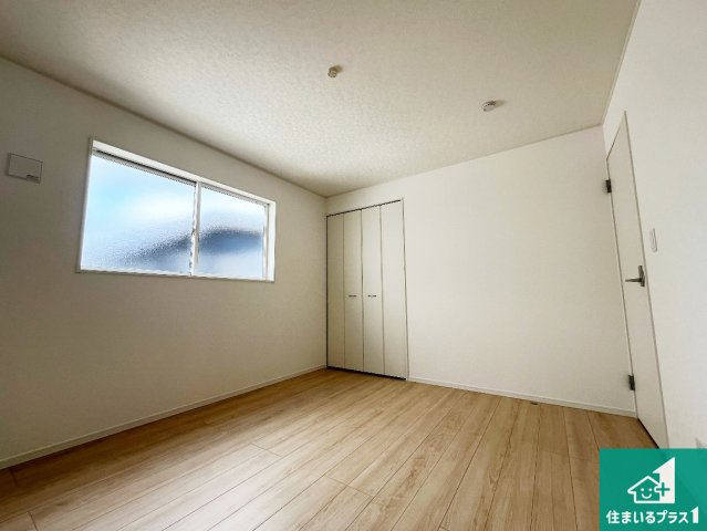 ★29(土)30(日)現地見学可能！★東近江市林田町　ラスト1邸の洋室|シンプルな洋室は、自分好みのインテリアが楽しめます♪ご家族とインテリアや家具を選びに行くのは新築購入時の醍醐味の一つです。ぜひお楽しみください♪