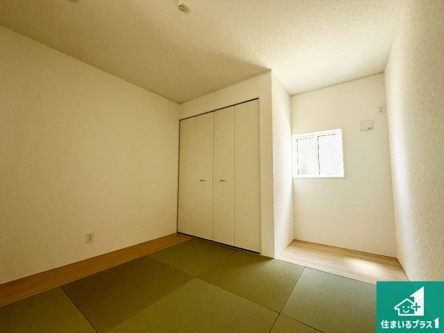 ★29(土)30(日)現地見学可能！★東近江市林田町　ラスト1邸の和室|一室あると便利な和室は客間としてだけでなく、小さなお子様のプレイルームや食後のくつろぎスペースとしてもご利用いただけます。収納もついていますので大活躍間違いなし！