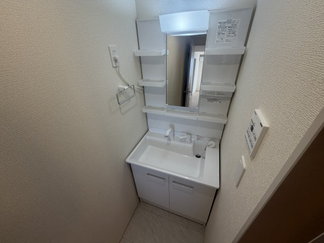 リーブルファイン緑区中野田の独立洗面台|独立洗面台、小物を置くことができて便利です