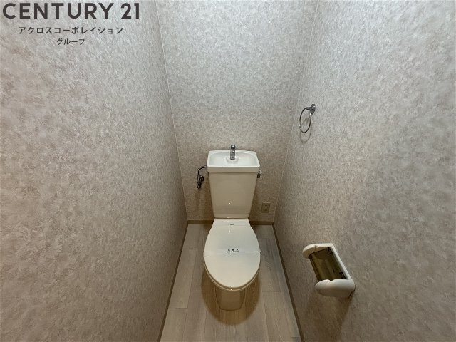 落ち着いた色調のトイレです