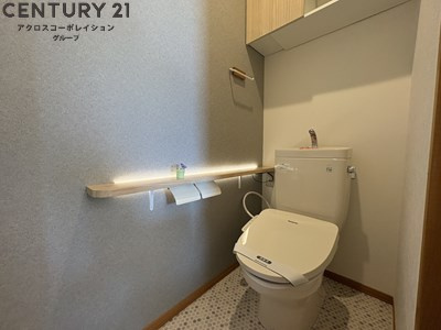 温水洗浄便座機能付きのトイレです♪