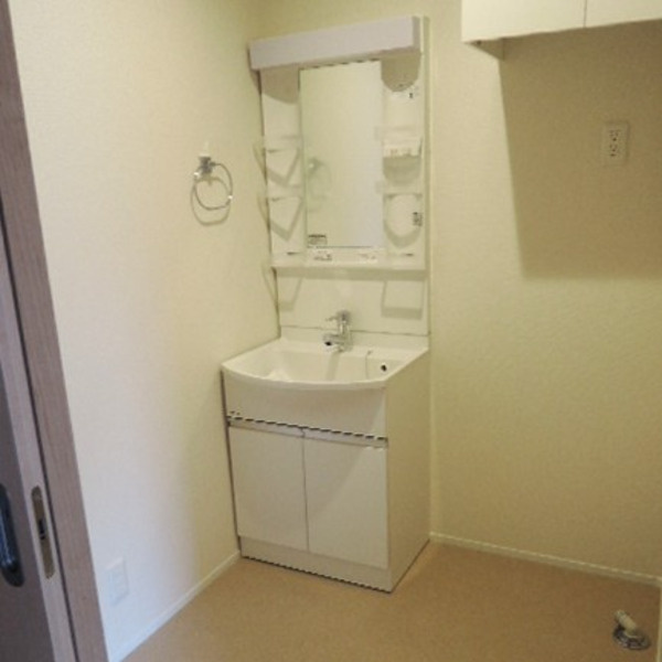 横浜市戸塚区戸塚町のアパートの洗面所|シャワー付き洗面台♪