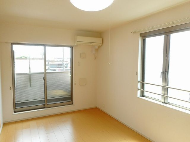 プリムローズⅢの居間・リビング|こちらのリビングで趣味の時間をお楽しみください