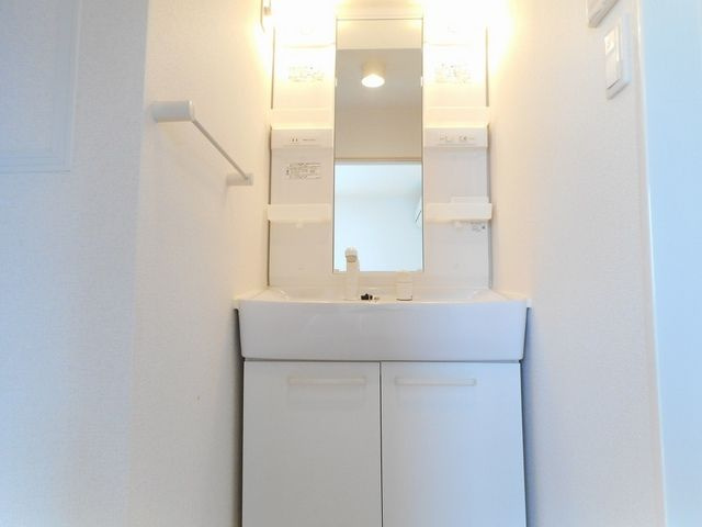 プリムローズⅢの洗面所|ゆったりとスペースのある洗面所