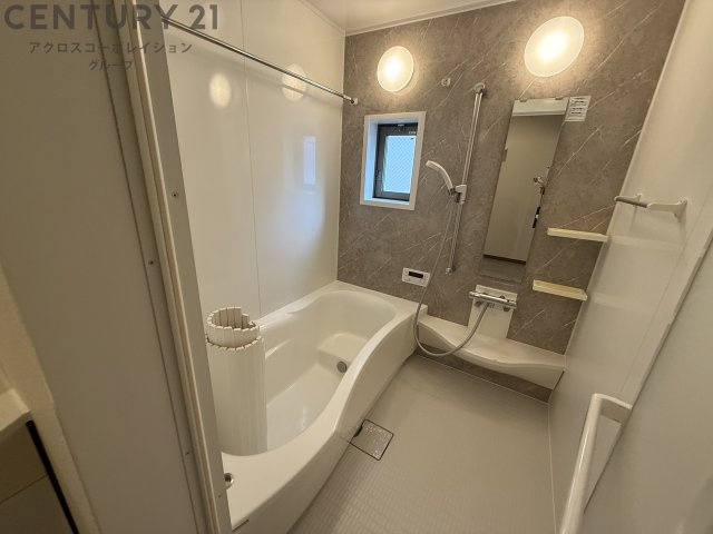 シンプルなユニットバス☆窓付きで換気も楽々！

