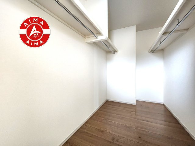 福岡市早良区内野2丁目第1-1棟（1号棟）の収納|洋服や大きな荷物が多い方や人数の多いご家族などは、一般的なクローゼットよりもウォークインクローゼットのほうが使い勝手が良いです。